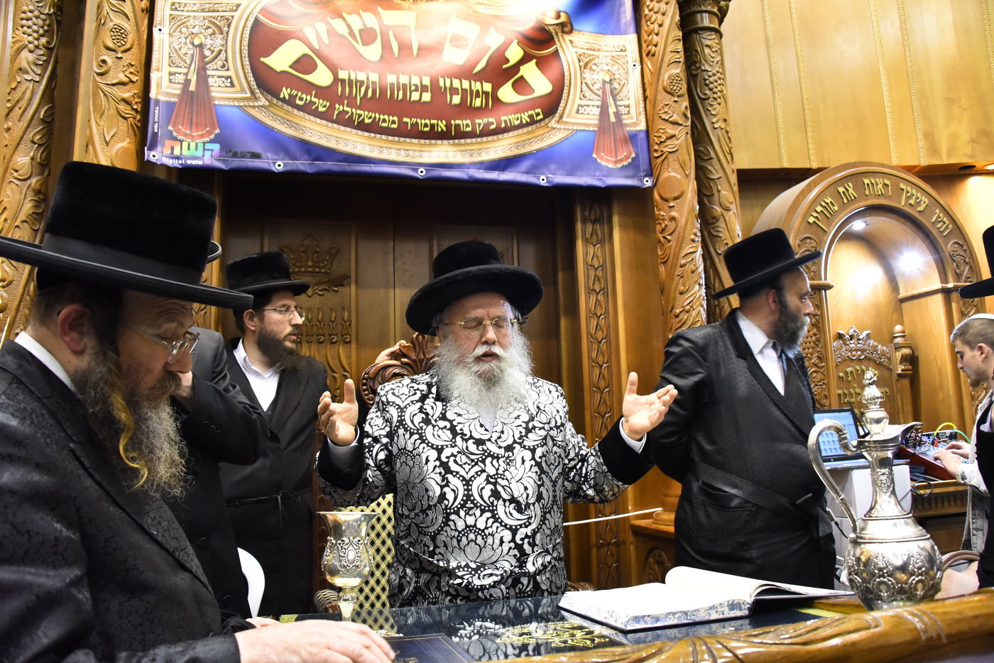 אלפים בסיום הש"ס אצל האדמו"ר ממישקולץ – מנהיגה הרוחני של פ"ת