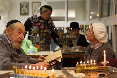 עובדי הבנק הגיעו לשמח בבתי אבות - אילוסטרציה