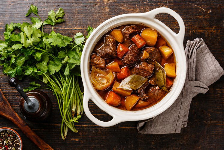 עלי דפנה בתבשיל