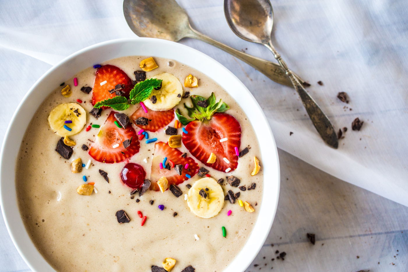 סמודי בול: שייק בננה עם תותים, שוקולד ושקדים