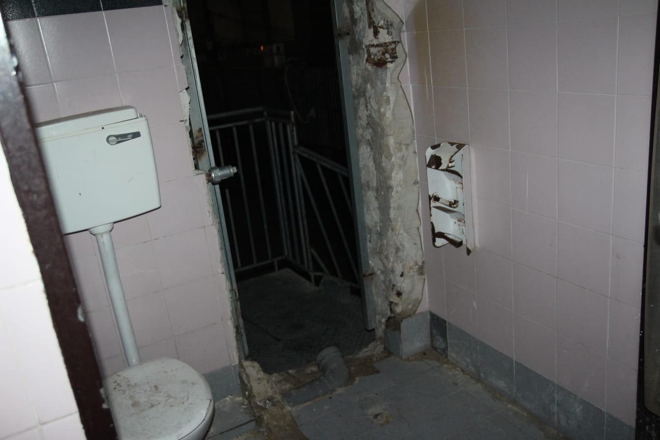 המעבר דרך השירותים