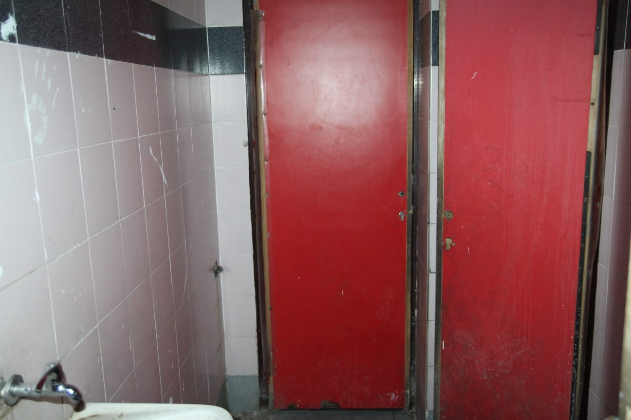 המעבר דרך השירותים