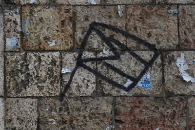 עובדי העירייה מסירים את הדגלים