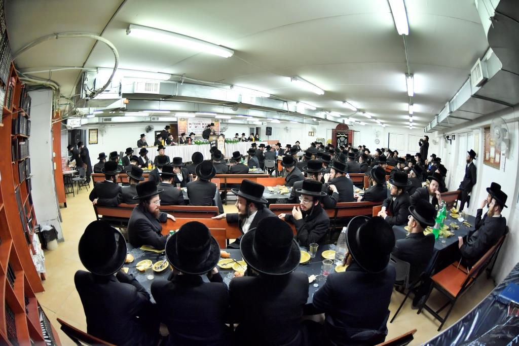 חסידי ויז'ניץ באשדוד סיימו והתחילו את הש"ס