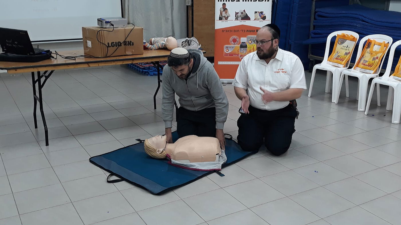 הדרכת עזרה ראשונה בקורס "משפחה בטוחה" של איחוד הצלה
