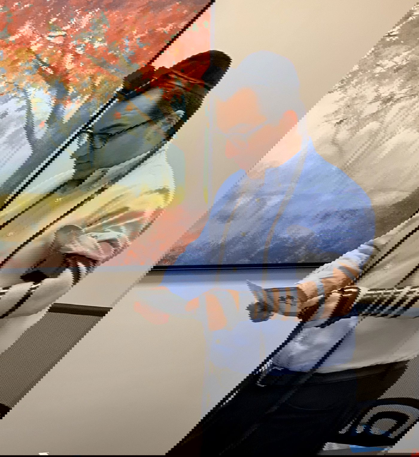 נגד האנטישמיות: חבר פרלמנט קנדי עם תפילין