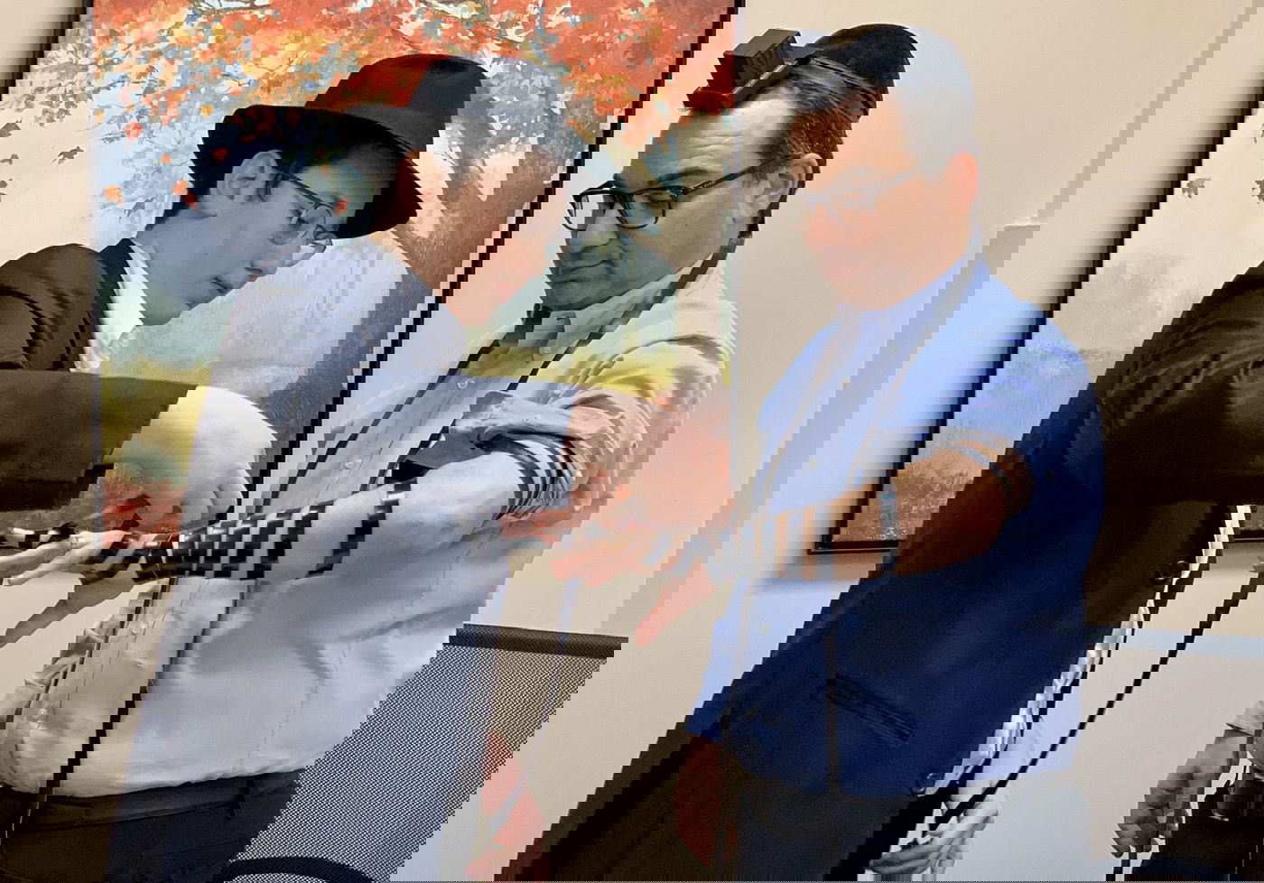 נגד האנטישמיות: חבר פרלמנט קנדי עם תפילין