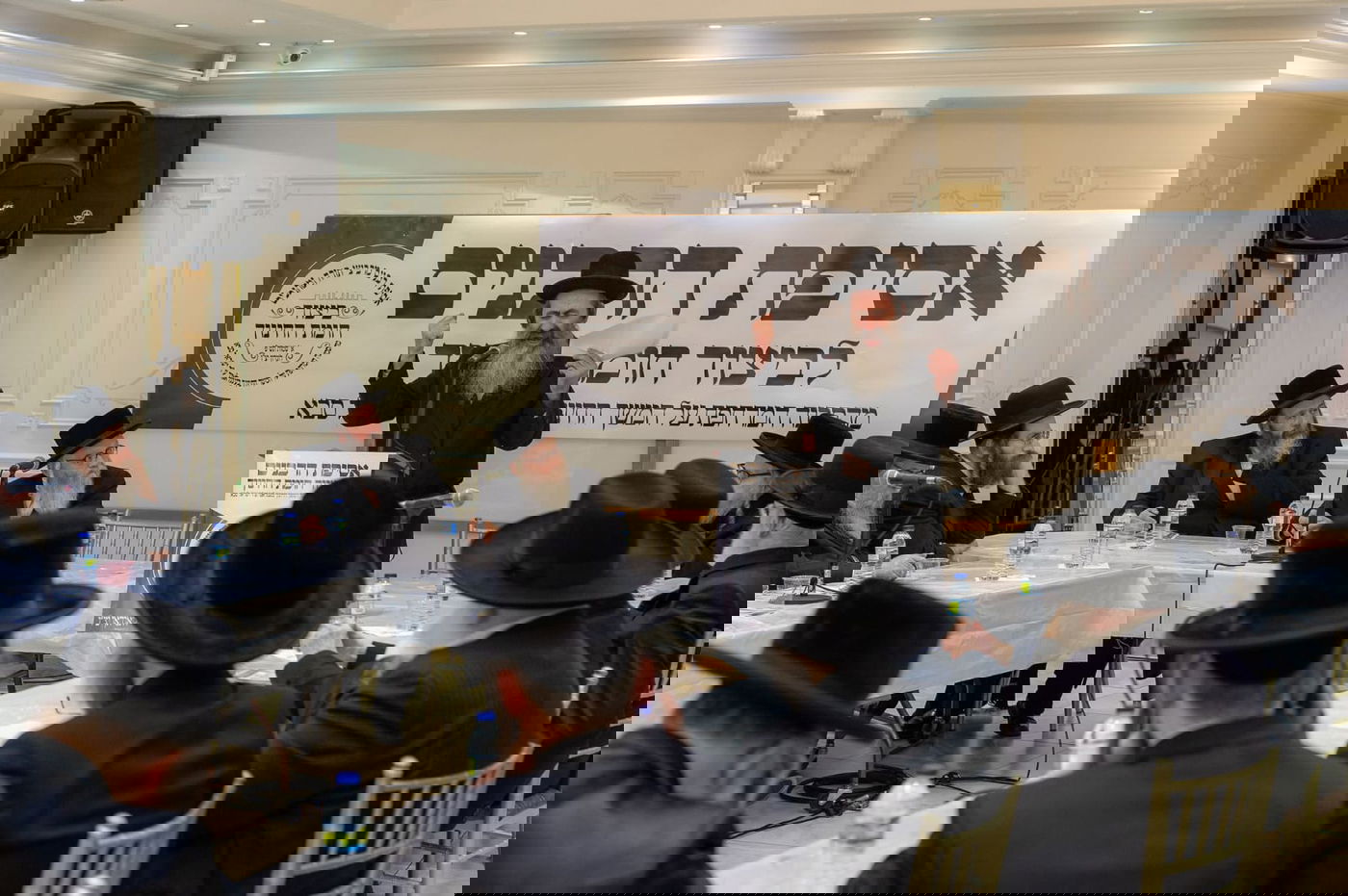 רבנים בלונדון מאיימים: קידום החוקים יוביל להגירת יהודים