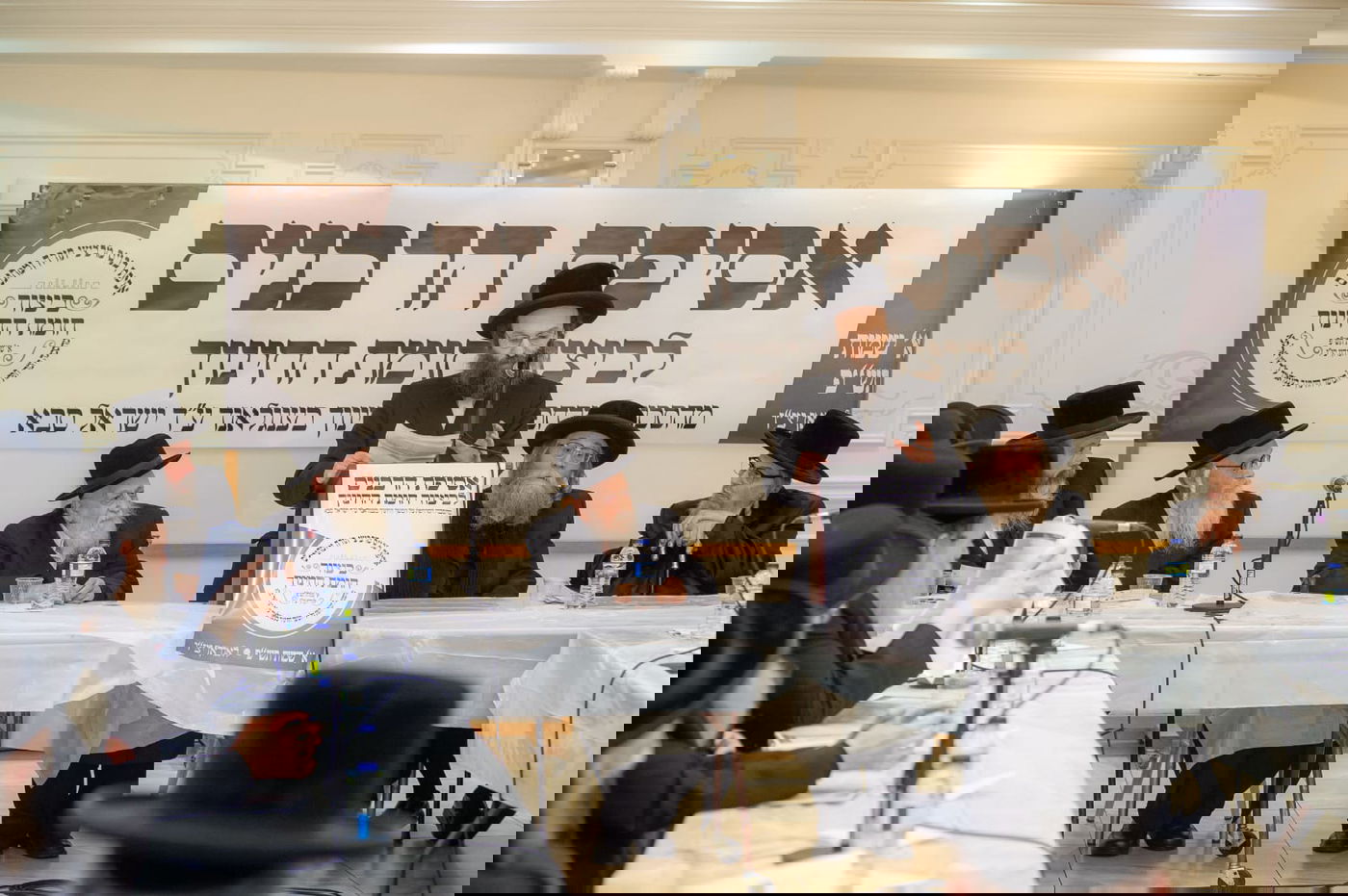 רבנים בלונדון מאיימים: קידום החוקים יוביל להגירת יהודים