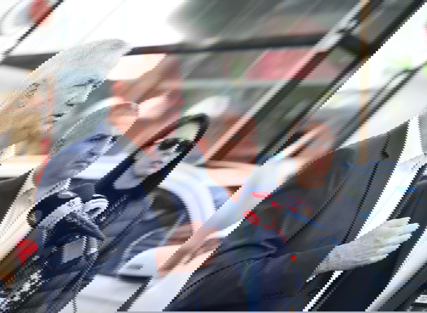 בני גנץ סייר בנהריה ושיבח את מוטי בן שבת ז"ל