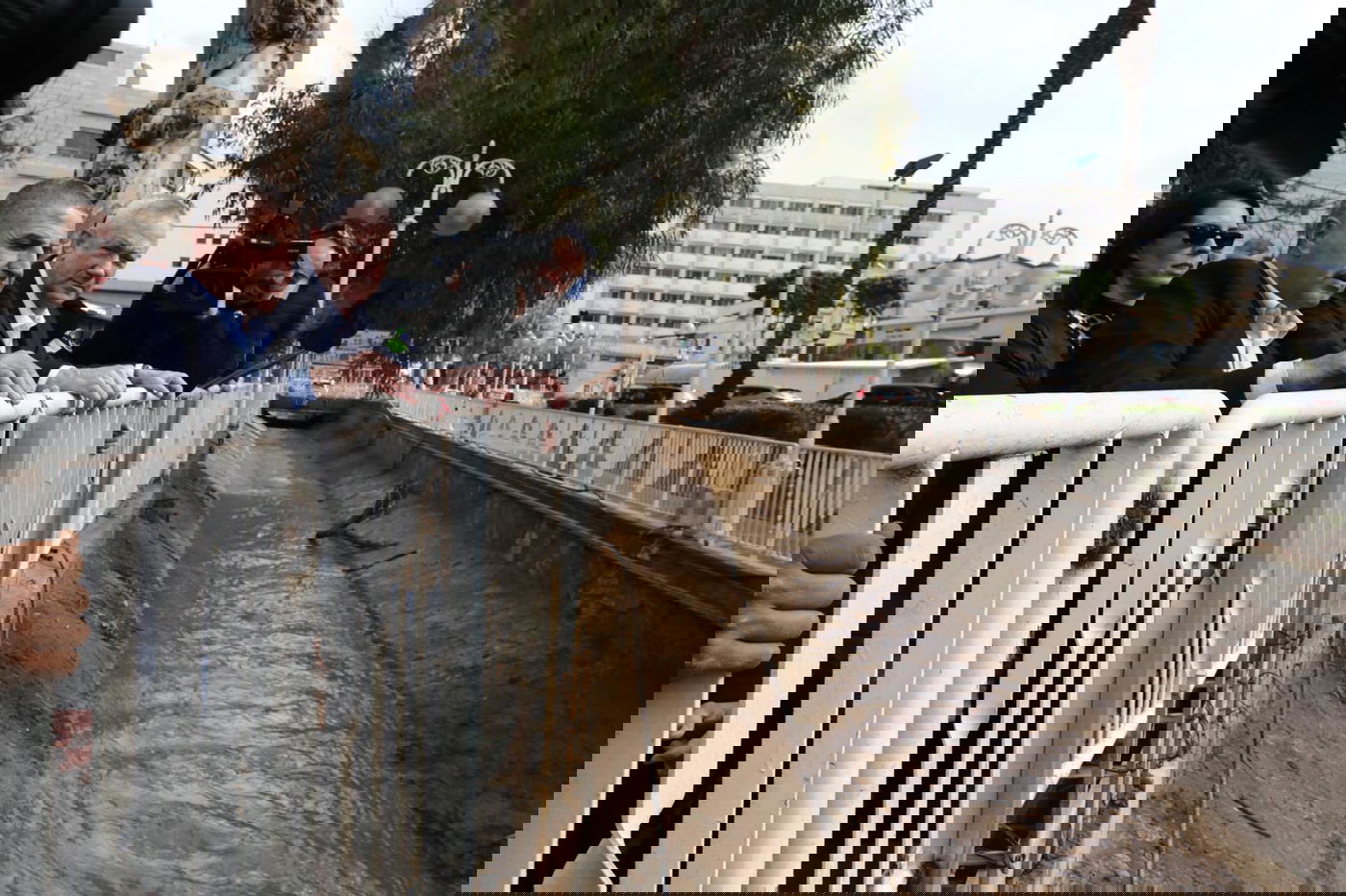 בני גנץ סייר בנהריה ושיבח את מוטי בן שבת ז"ל