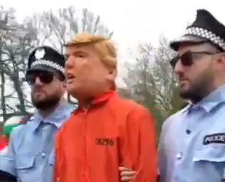 צפו: ה"שוטרים" הכניסו את "טראמפ" לכלא