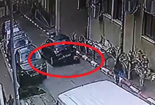 צפו: הנהג נסע אחורנית ונכנס בהולכת רגל