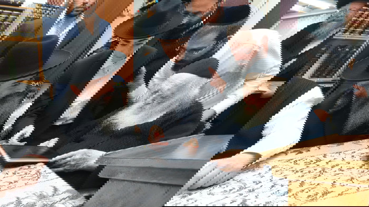 הגר"א מויאל חגג בר מצווה לבנו וכיבד את גדו"י בכתיבת אות