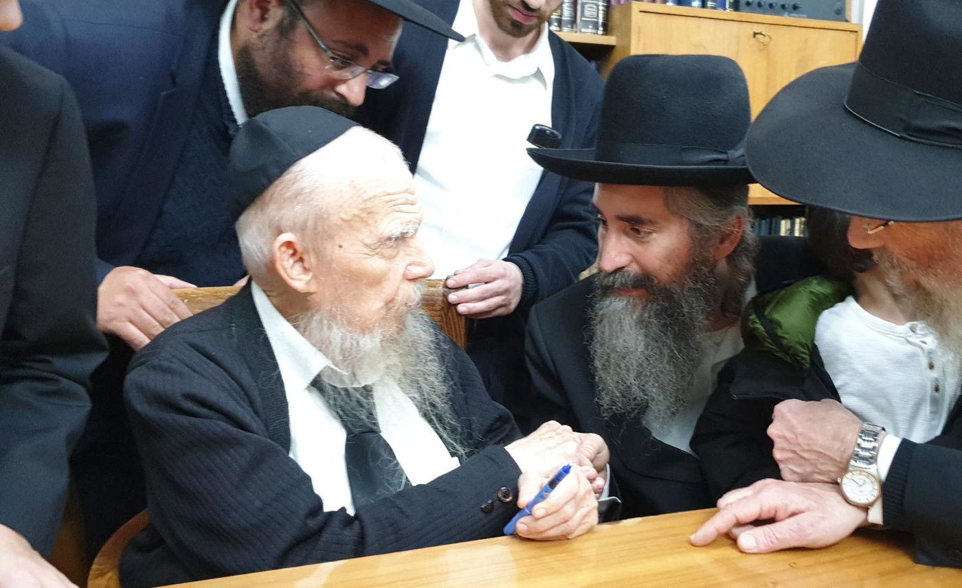 הגר"א מויאל חגג בר מצווה לבנו וכיבד את גדו"י בכתיבת אות