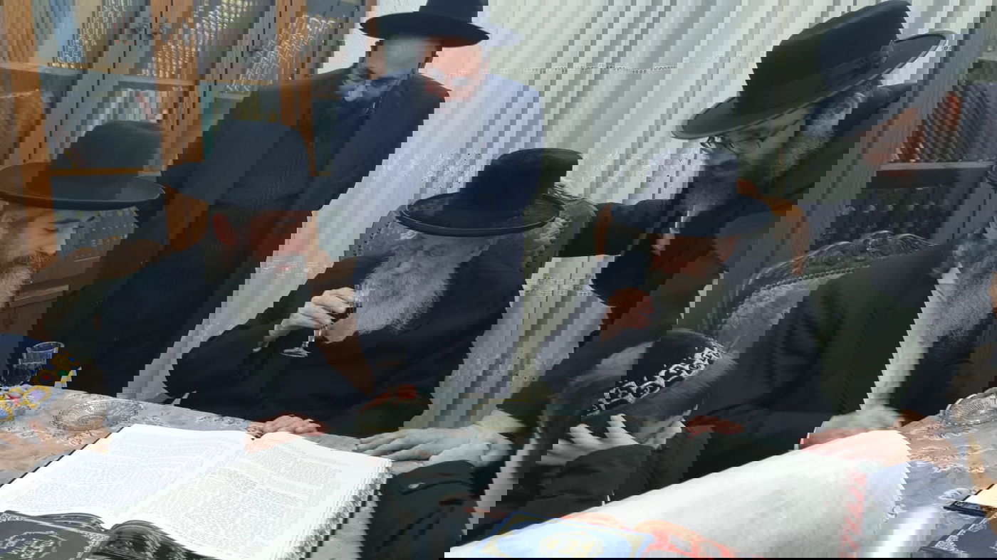 הגר"א מויאל חגג בר מצווה לבנו וכיבד את גדו"י בכתיבת אות