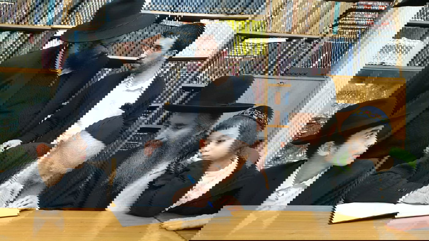 הגר"א מויאל חגג בר מצווה לבנו וכיבד את גדו"י בכתיבת אות