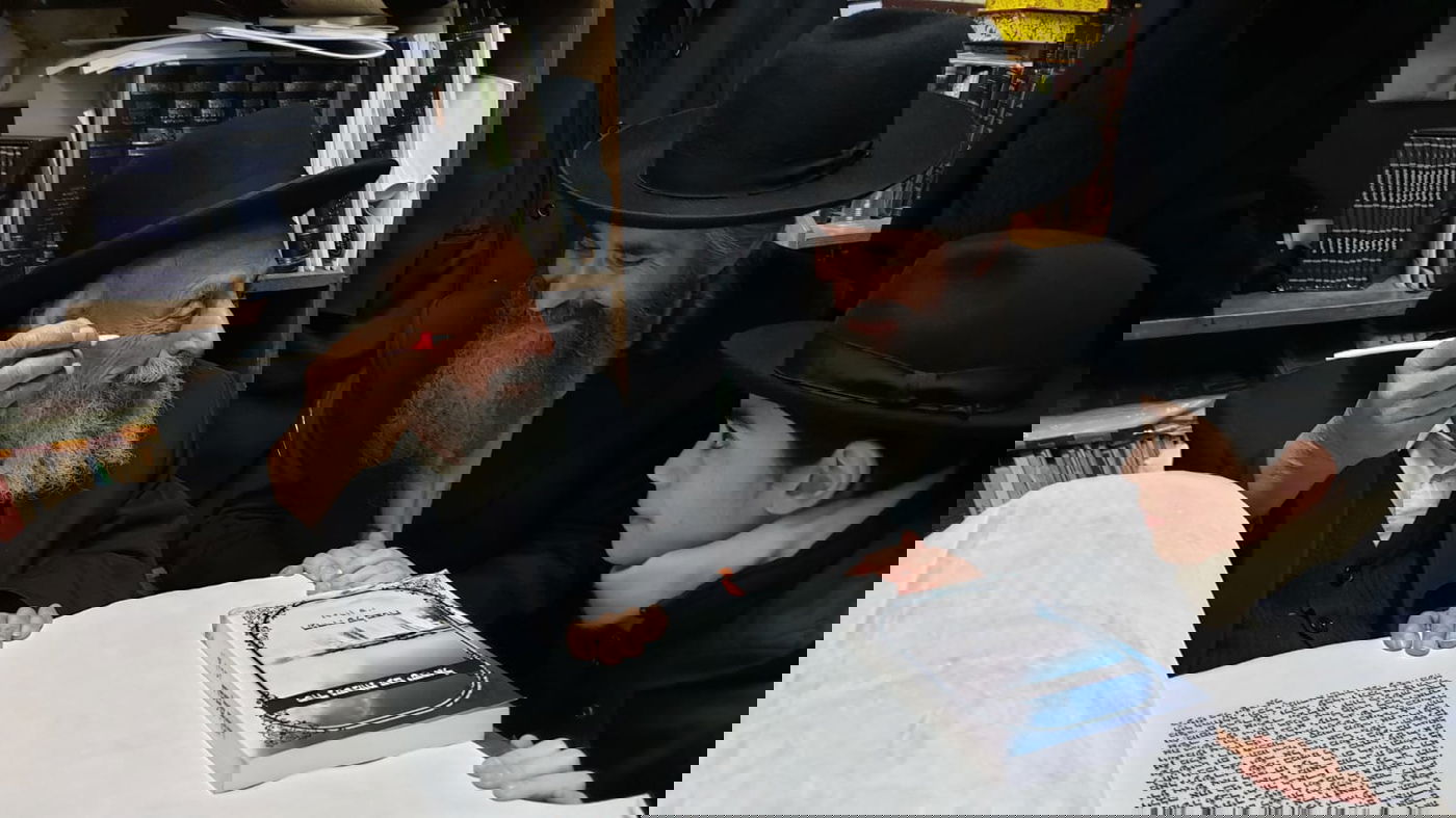 הגר"א מויאל חגג בר מצווה לבנו וכיבד את גדו"י בכתיבת אות