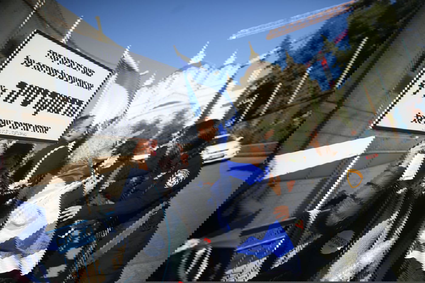 מחוץ לבית המשפט: מהומות בדיון על האנרכיסט,יונתן פולק