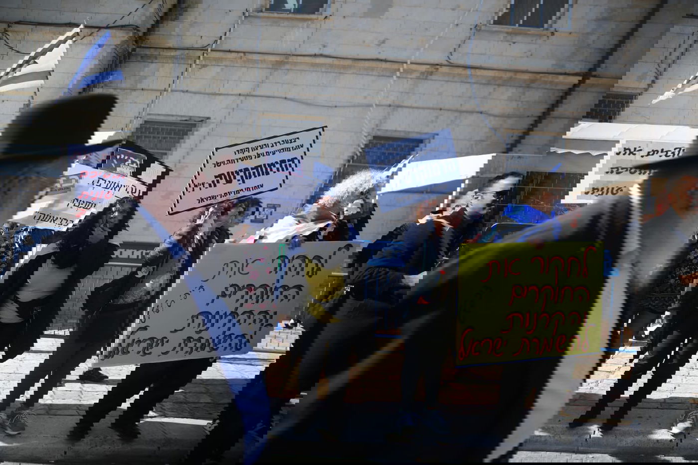 מחוץ לבית המשפט: מהומות בדיון על האנרכיסט,יונתן פולק