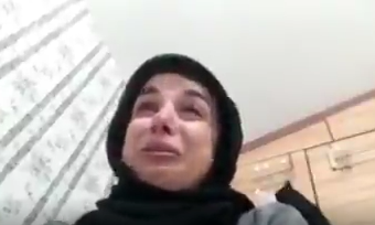 קומיקאית איראנית בוכה: "שתקנו מפחד"