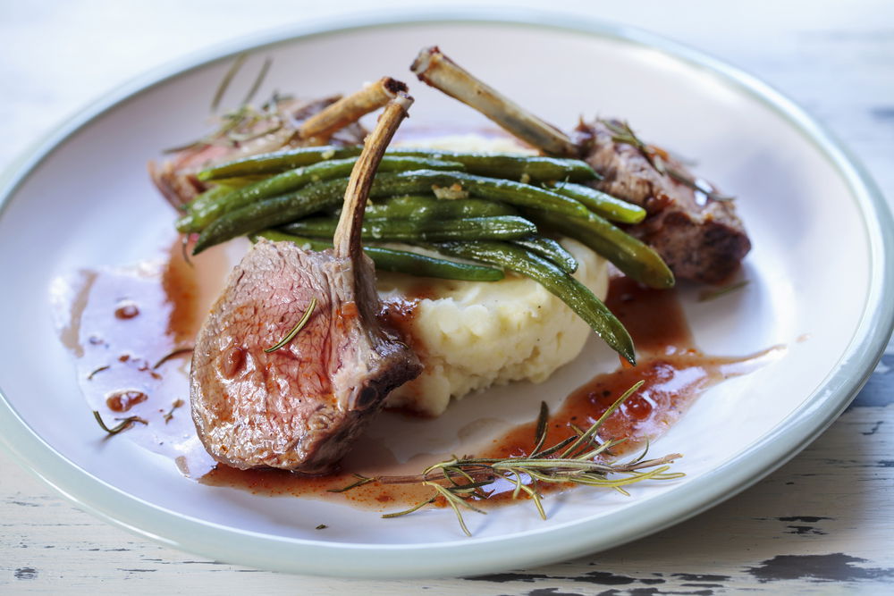 צלעות כבש צרובות במחבת עם וויסקי