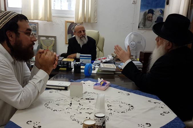 מאיר פרוש במעונו של הרב דוד חי הכהן. ארכיון