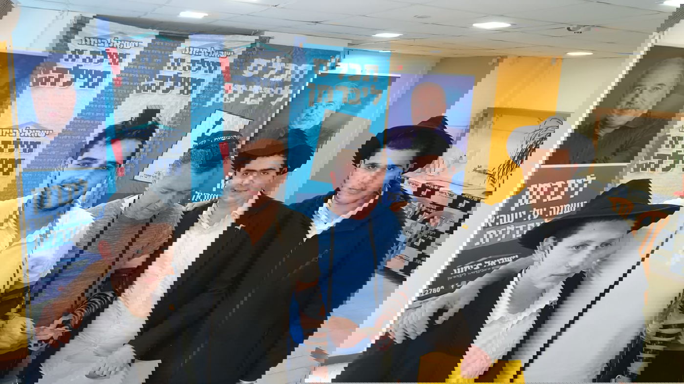 בפתיחת סניף 'ישראל ביתנו': תפילין עם חב"ד