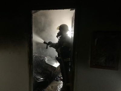 שריפה פרצה בנהריה: ילד ואימו נפצעו • צפו