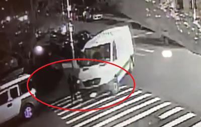 צפו: ילד על קורקינט נפגע מטנדר וניצל בנס