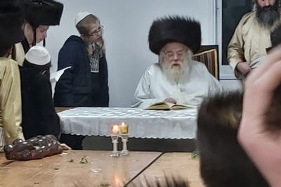 האדמו"ר מתולדות אהרן שבת בטבריה. צפו