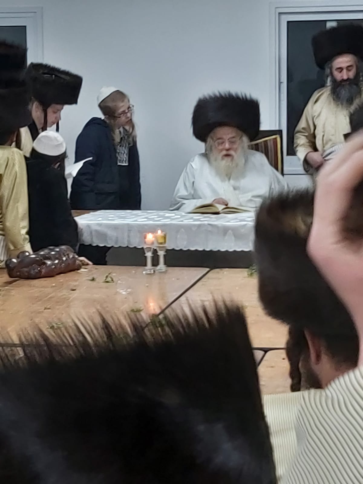 האדמו"ר מתולדות אהרן שבת בטבריה. צפו