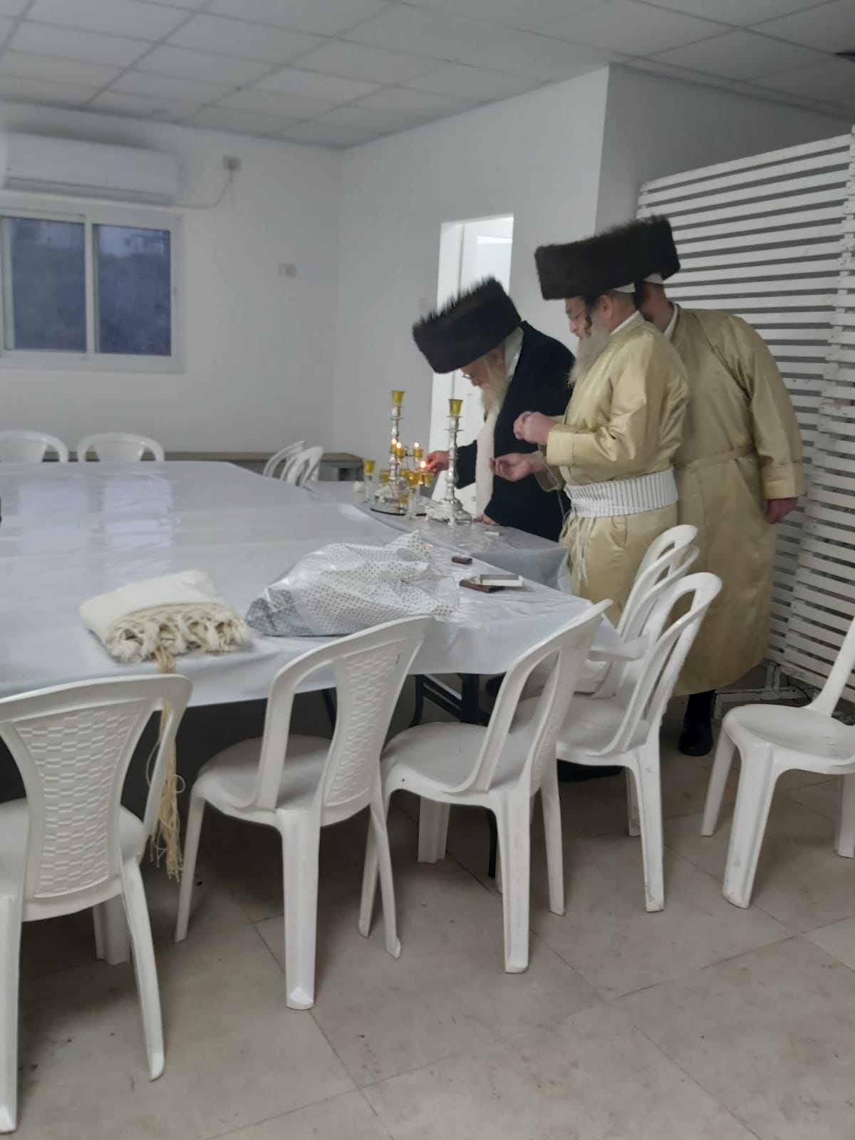 האדמו"ר מתולדות אהרן שבת בטבריה. צפו