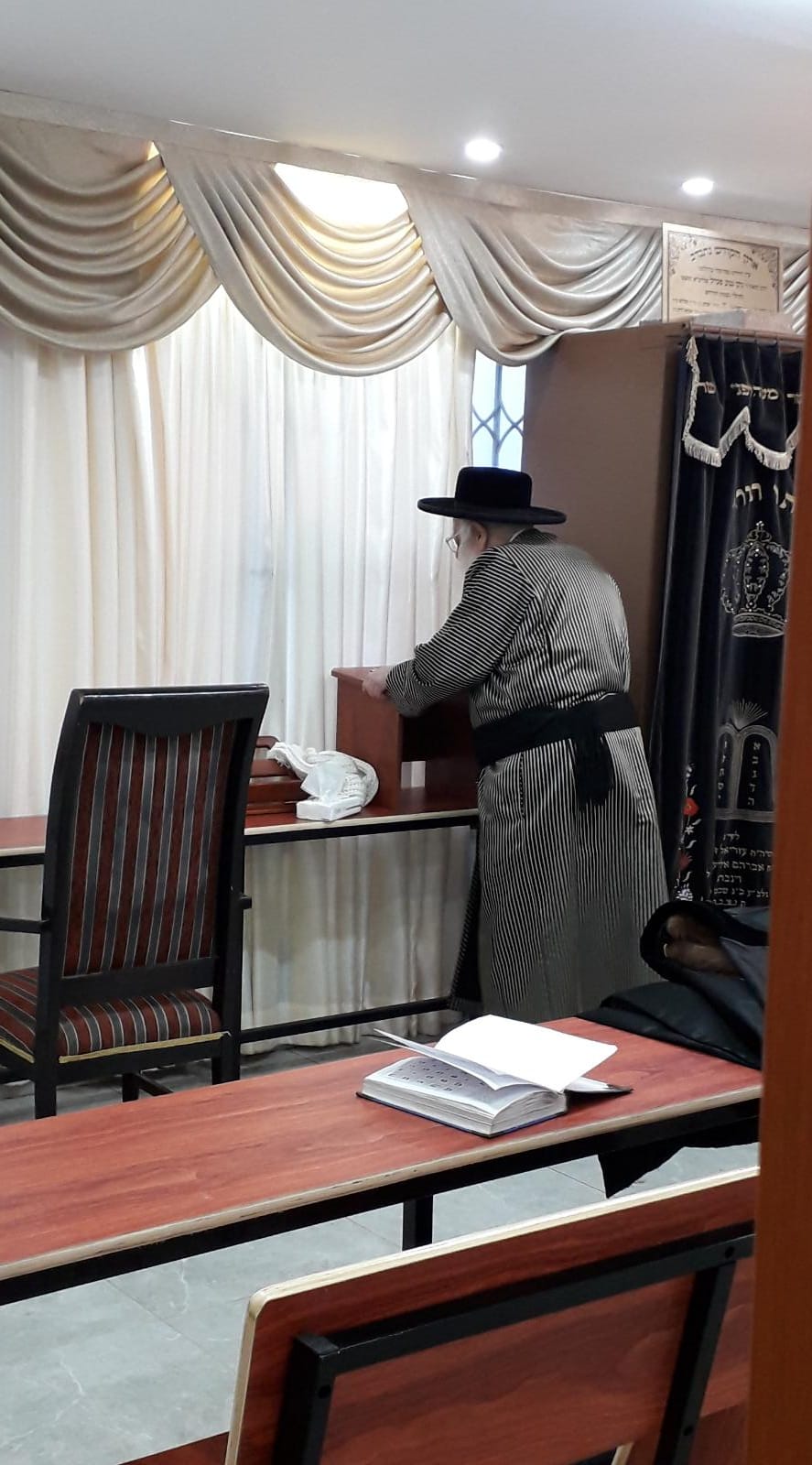 האדמו"ר מתולדות אהרן שבת בטבריה. צפו