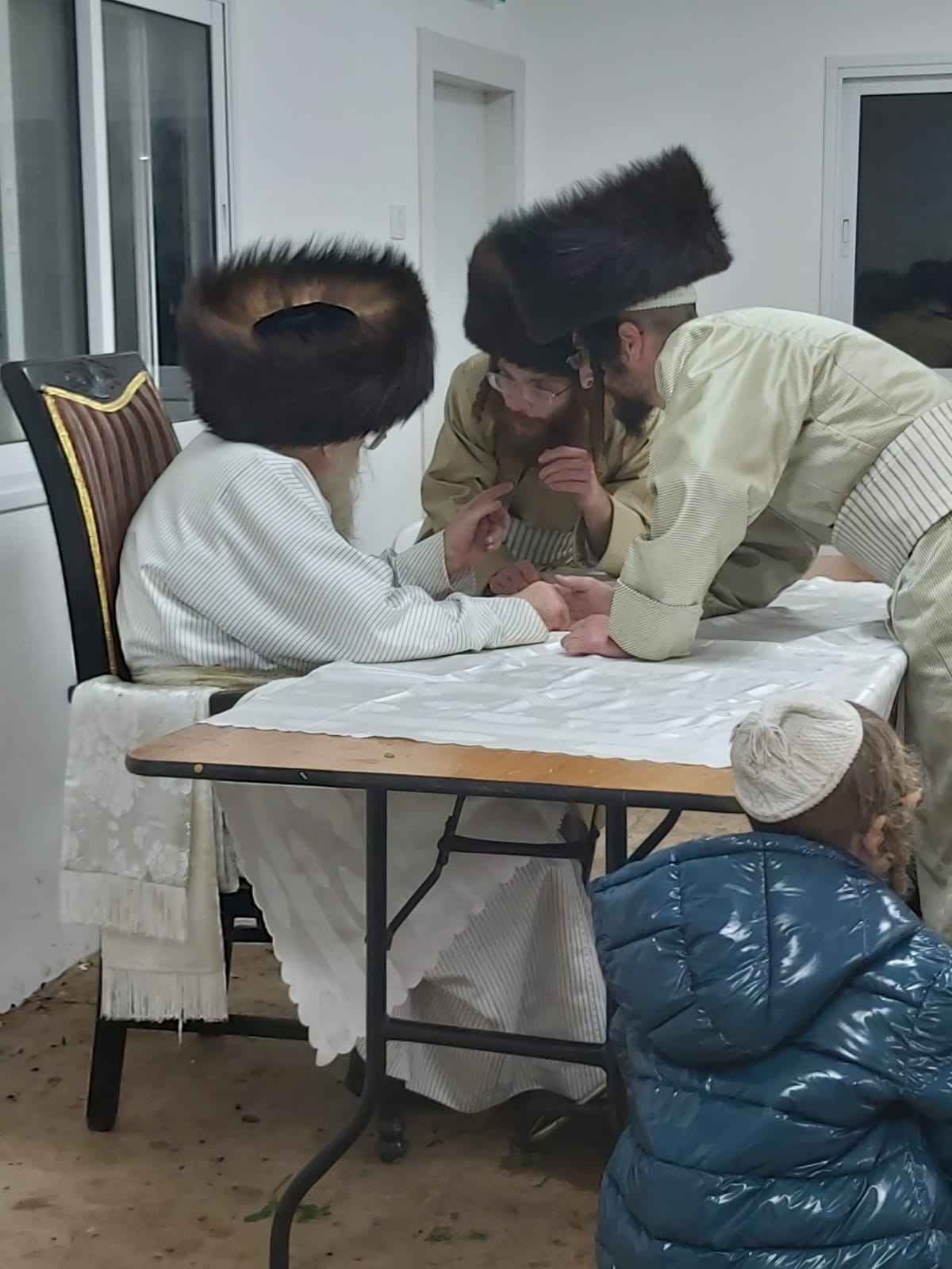 האדמו"ר מתולדות אהרן שבת בטבריה. צפו