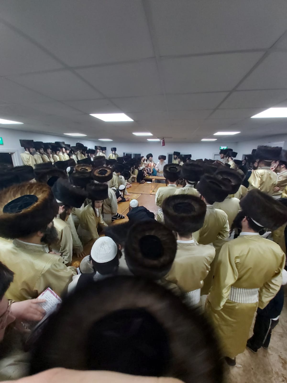 האדמו"ר מתולדות אהרן שבת בטבריה. צפו