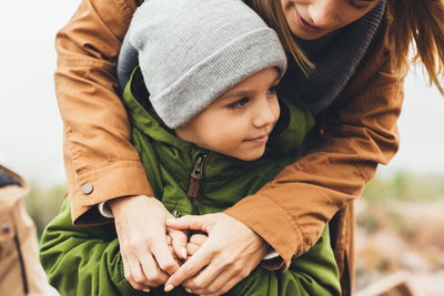 זה מדעי: אמהות לא אוהבות את כל ילדיהן באופן שווה