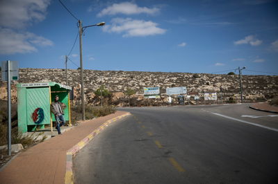 תחנת אוטובוס, אילוסטרציה בלבד