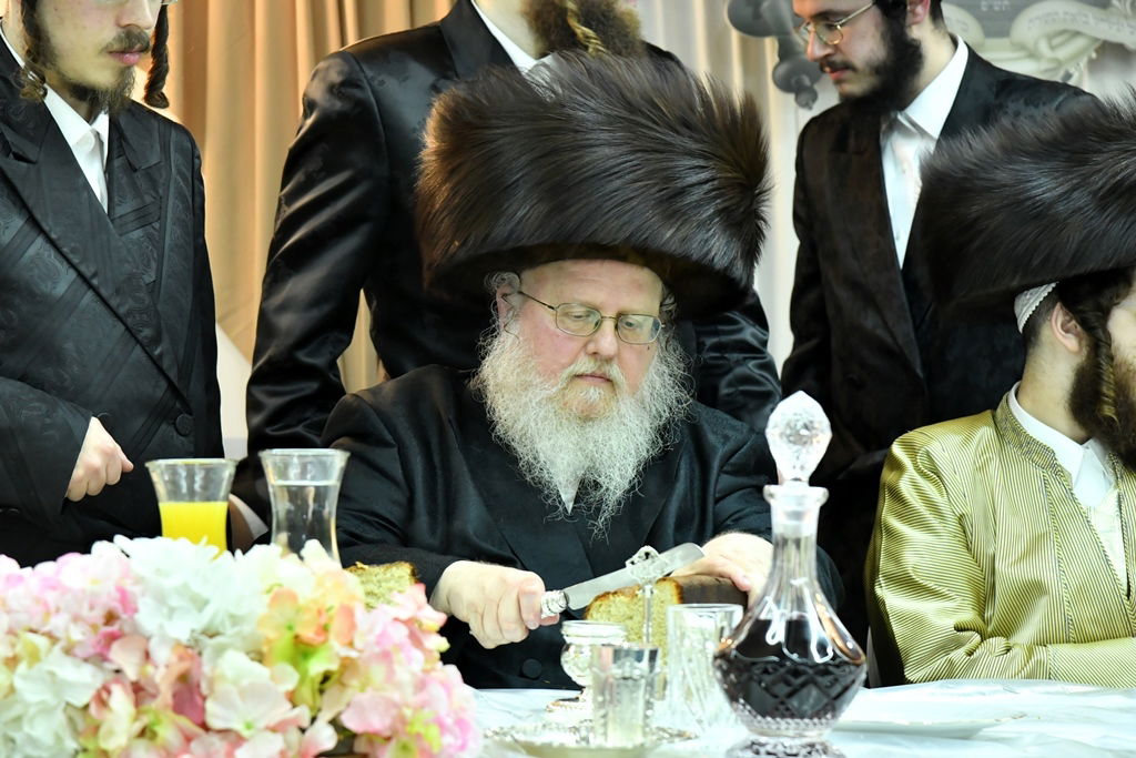 החסידים כתבו ספר תורה, מתנה לאדמו"ר מסאסוב