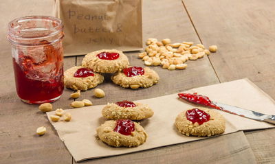 עוגיות סנדוויץ' של חמאת בוטנים וריבת תות