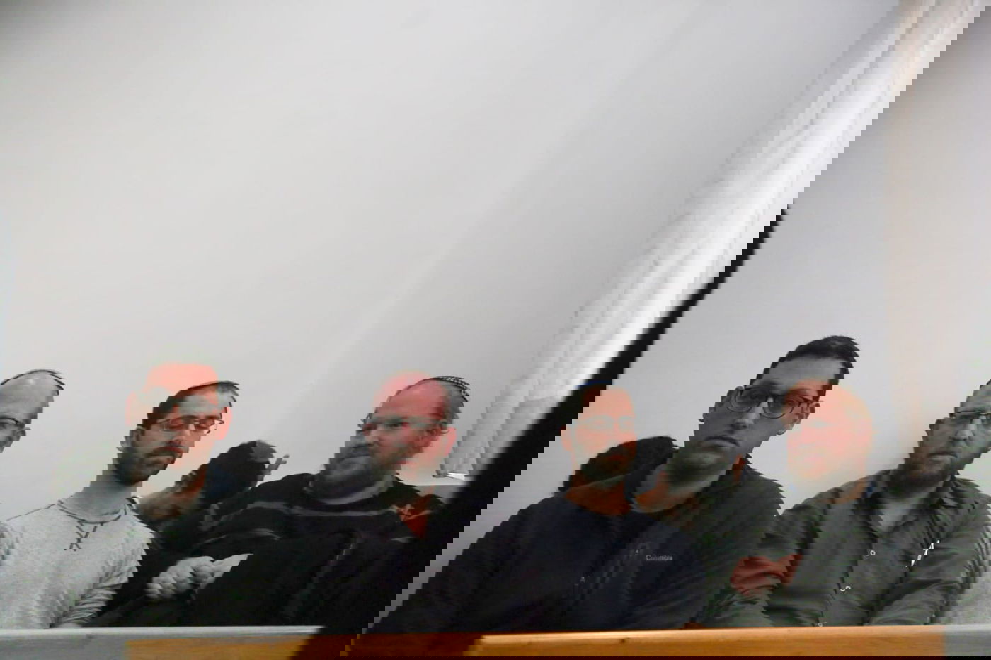 בני המשפחה בבית המשפט, הבוקר