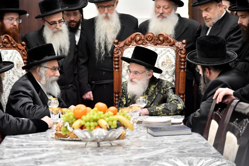 האדמו"ר מויז'ניץ-מונסי בביקור במעונו של הרבי מויז'ניץ