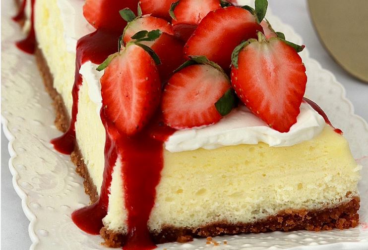 עוגת גבינה ותותים חגיגית בניחוח חורפי