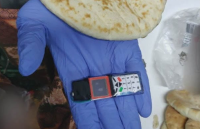 סלולר למחבלים כלואים הוחבא בתוך חבילת פיתות