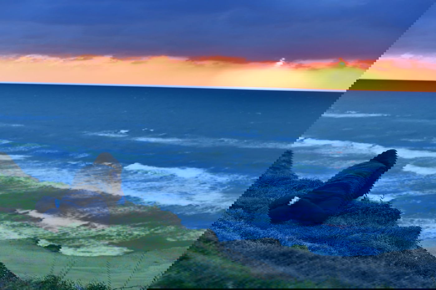 חוף הרצליה בשקיעה חורפית וצבעונית