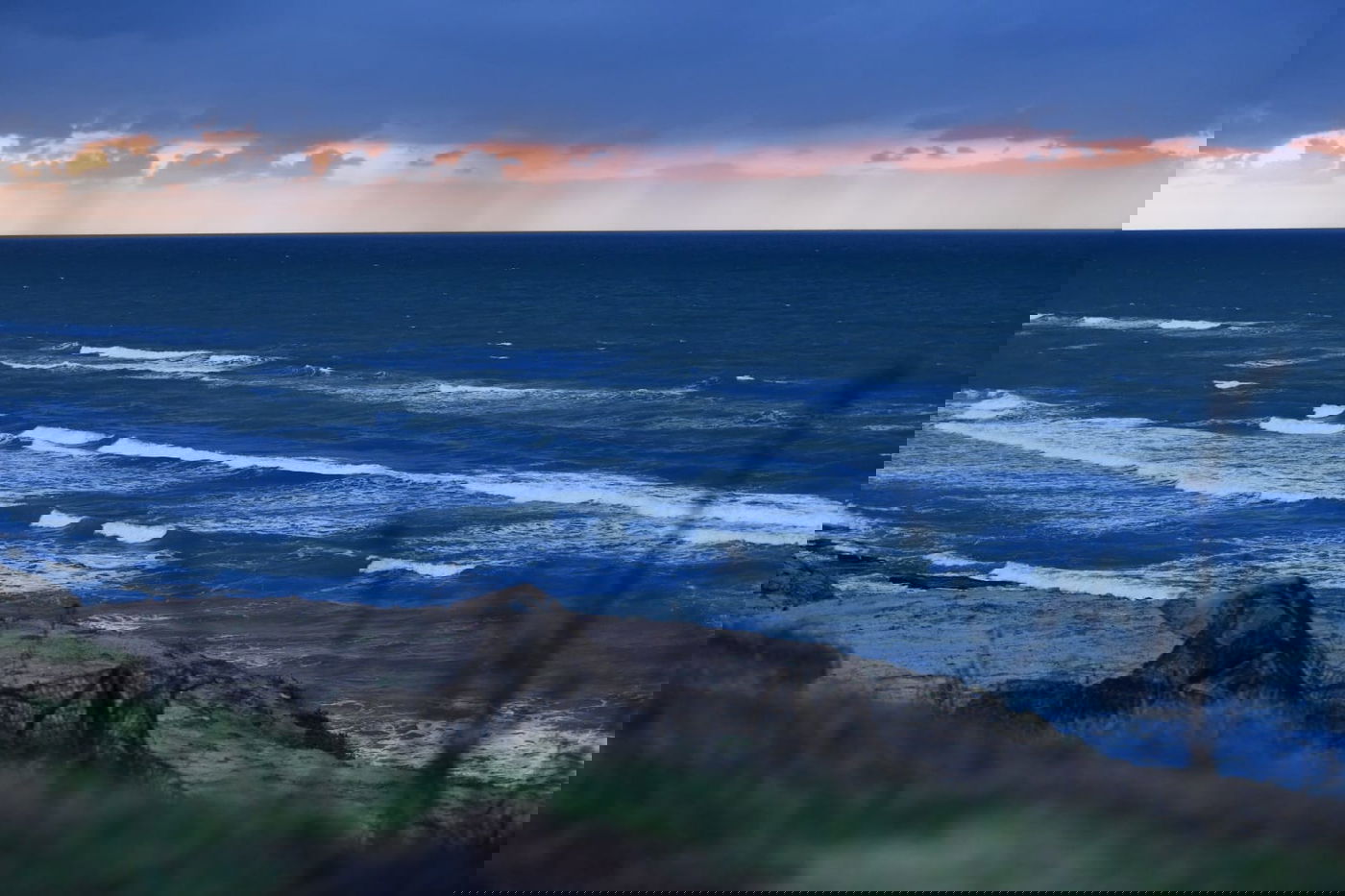 חוף הרצליה בשקיעה חורפית וצבעונית