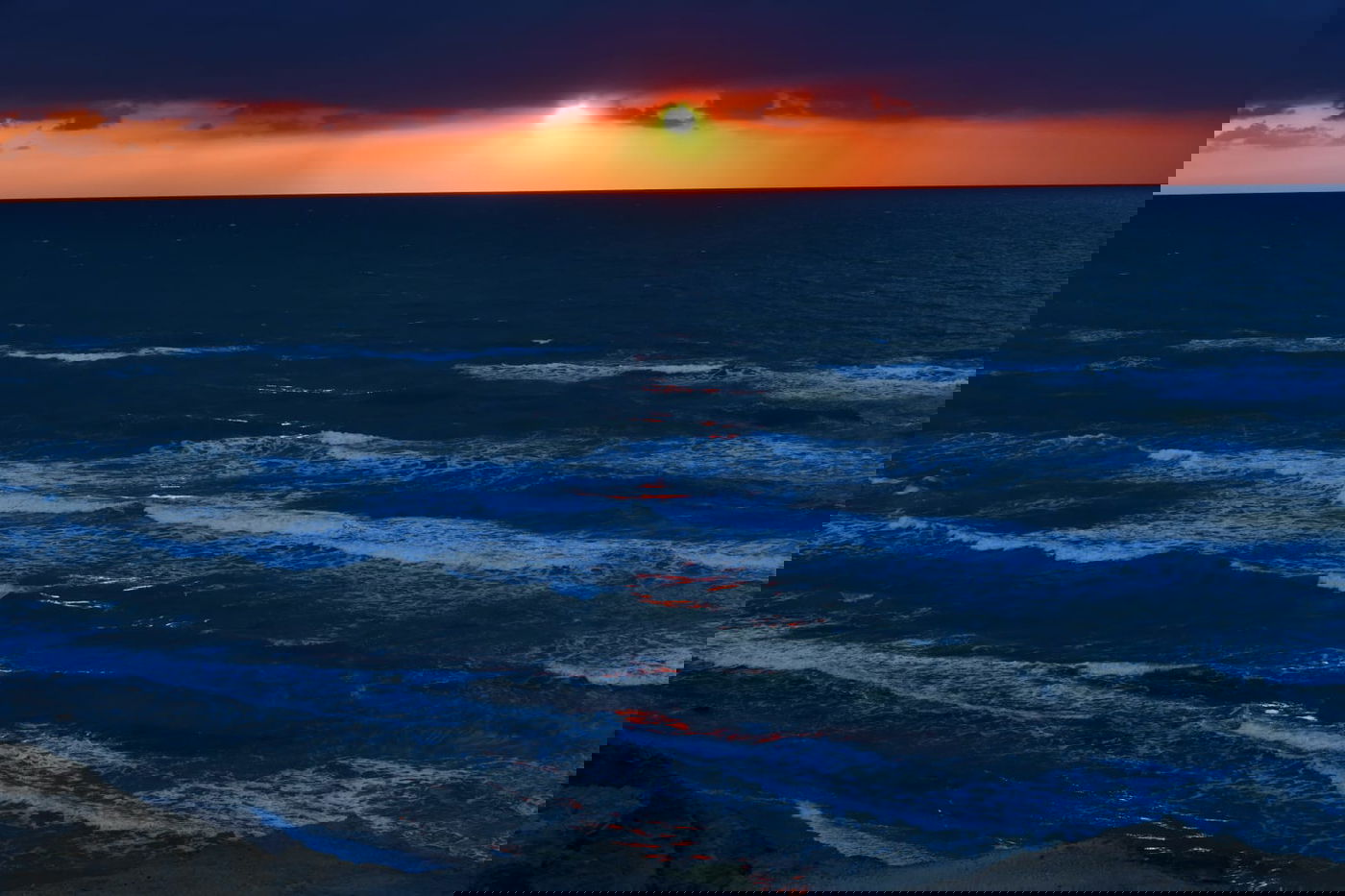 חוף הרצליה בשקיעה חורפית וצבעונית