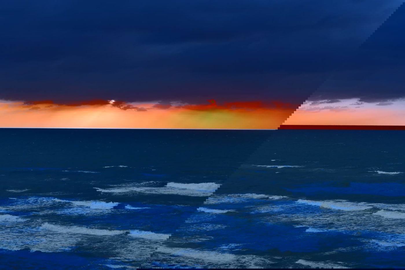 חוף הרצליה בשקיעה חורפית וצבעונית