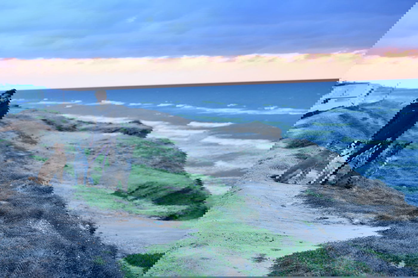 חוף הרצליה בשקיעה חורפית וצבעונית