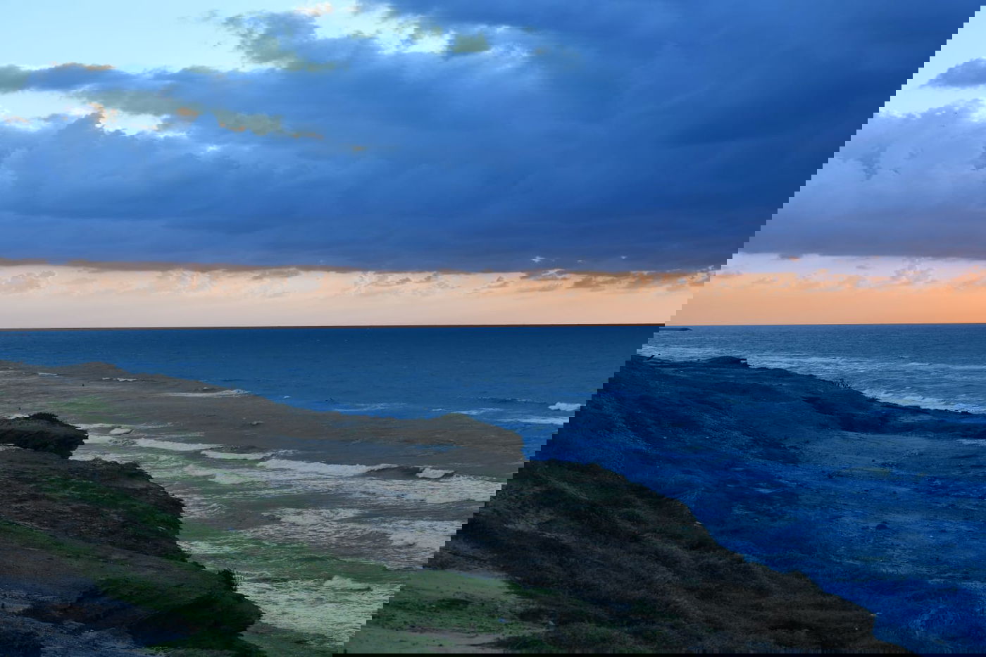 חוף הרצליה בשקיעה חורפית וצבעונית